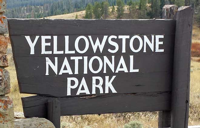Yellowstone sign, Behind: Midway Geyser field