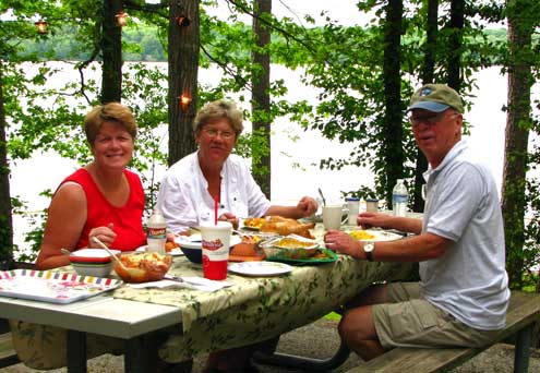 Diner with Janet and Ralph on the shore of the Tennessee River