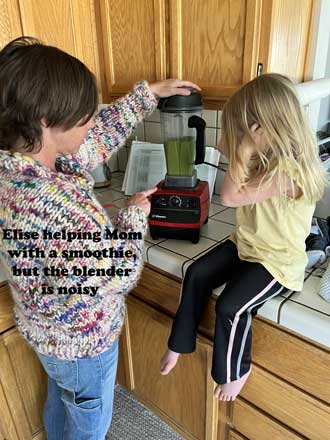 Mindy and Elise making a smoothie