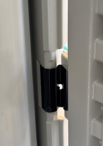 Now the shelf unit clears the hinges, before it blocked the hinges