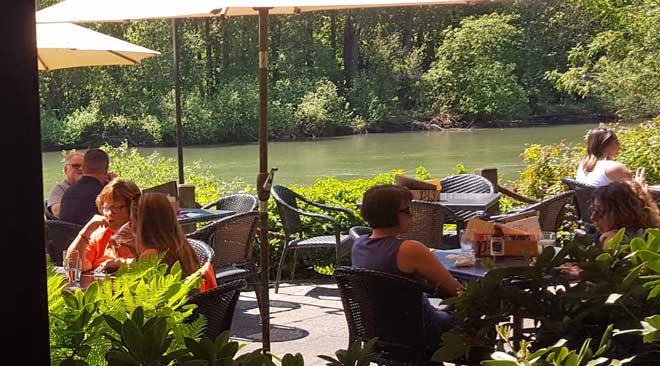 Lunch on the north bank of the Willamette