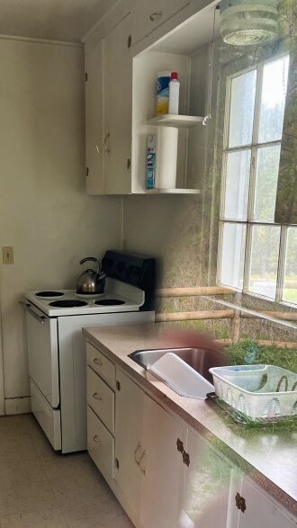Stove, Microwave, utensils but no water