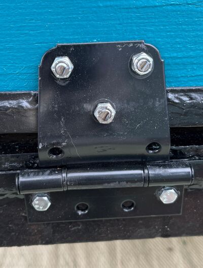 Hinges installed to tailgate