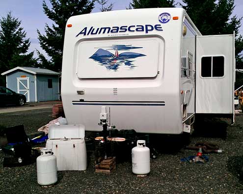 We start unloading all the camping gear which came with the trailer