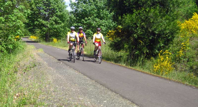 Riding around Dorena Lake near Cottage Grove, Oregon