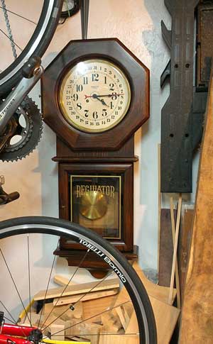 Rgulator style clock with mechanical movement