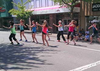 Street dancing, Behind: recumbent tandem