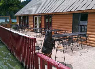 Suttle Lake restaurant outdoor deck and dining area, behind: Suttle Lake Marina