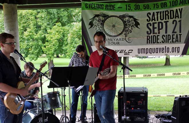 The Vineyard Cycling Tour includes a welcoming band, Behind:A reststop on the Vineyard Tour 