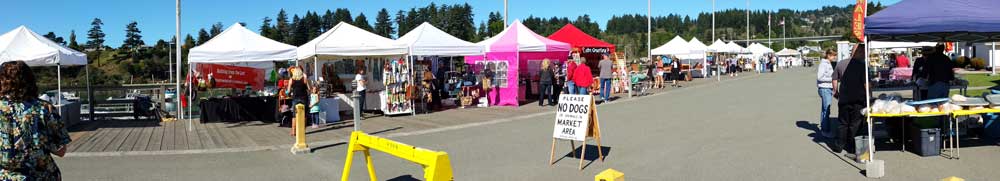 Boardwalk Arts and Crafts show at Brookings Harbor, Behind: My photo with a live statue