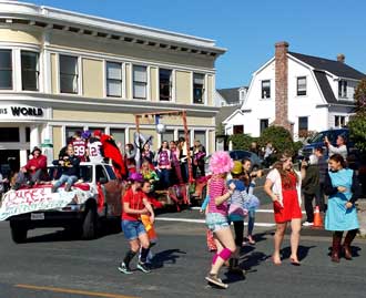 Homecoming parade time in downtown Mendocino, Behind: another of the "Duke and Duchese candidates