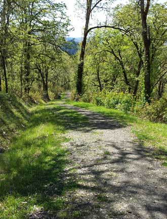 The trail into the North Bank Habitat Management Area, Behind: view of the North Umpqua River from the ridge trail