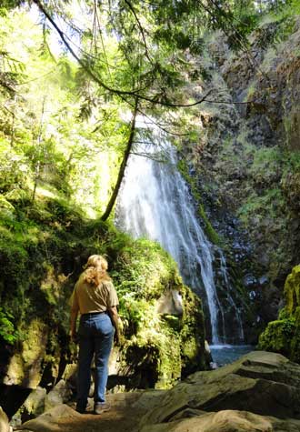 Susan Creek Falls, Behind: squeezing up the trail to Fall Creek Falls