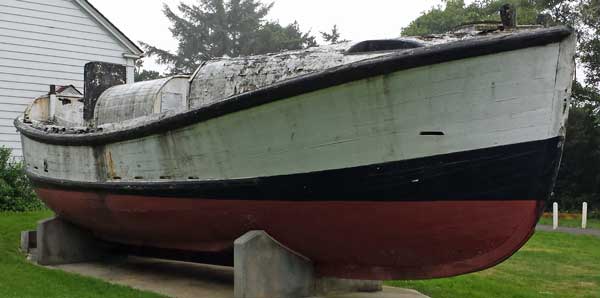 Life boat, behind: Umpqua Lighthouse.