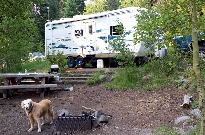 Diamond Lake campsite on the lake, Behind: This is the way an RVer camps.