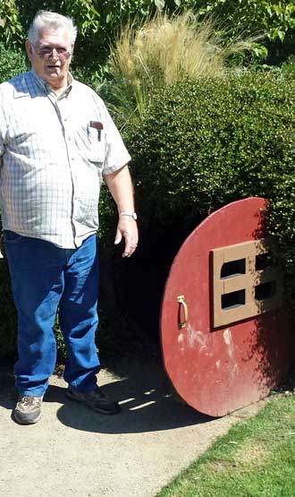 Don at the Hobbit House, Behind: the "girls" like the flowers