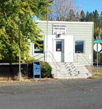 Ukiah Oregon post office, Behind: only cafe in town, the Thicket.