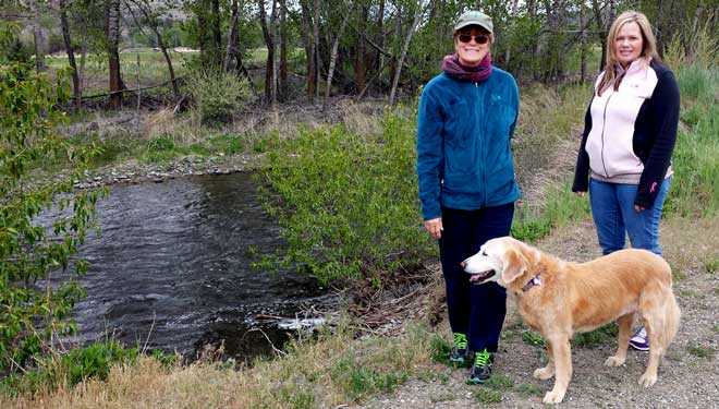 Gwen and Lesa hiking along the John Day River