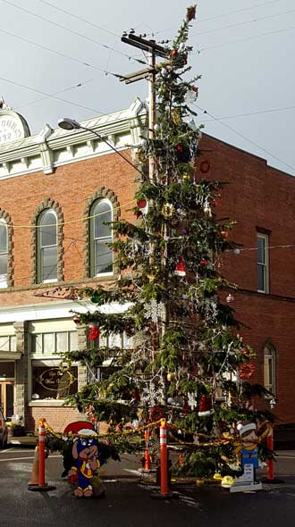 Center of the main intersection in Oakland, Oregon