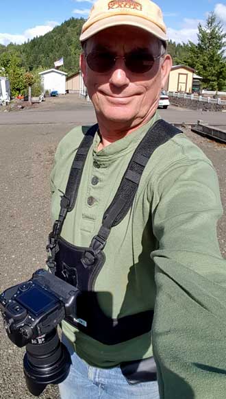 How to carry a camera with both hands free. 