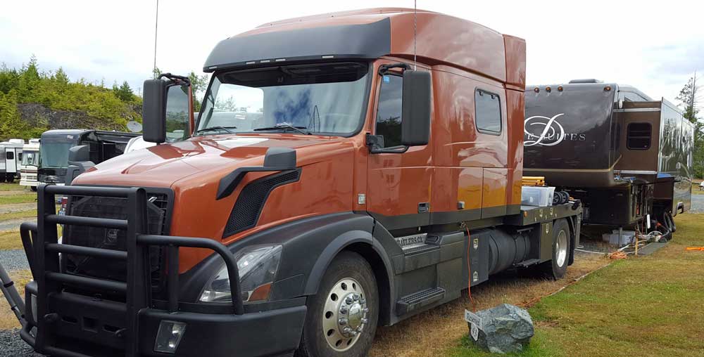 An HDT towing an Elite Suites into the park