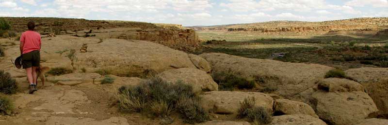 Hiking on the rim toward the Pueblo Bonita overlook