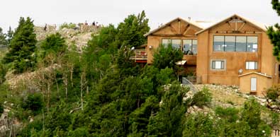 The Sandia Crest snack bar and gift shop. The view point is on the left. 