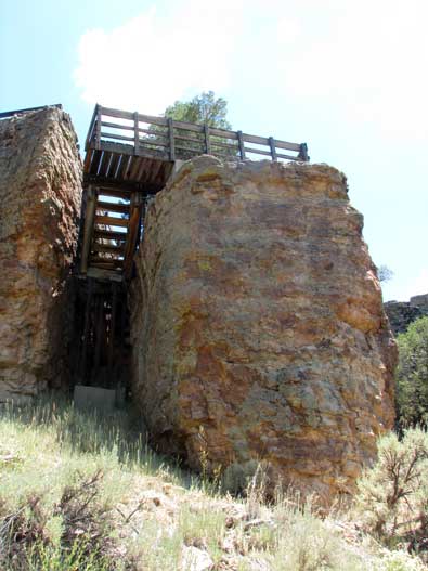 The trailhead stairs at the top of the plateau