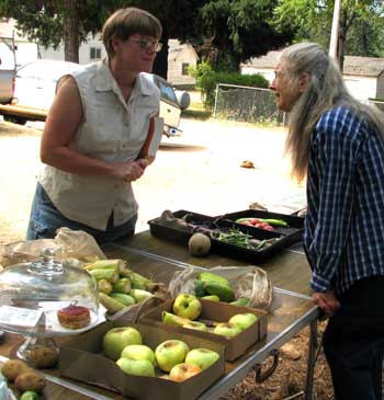 Gwen is negotiating with Carolyn for tomatos