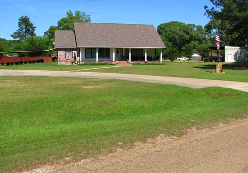 Lots of green grass around LA and east Texas houses