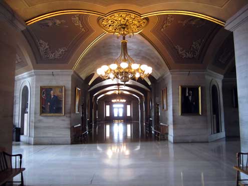 The interior of the Tennessee Capitol; Behind: a state with two governments