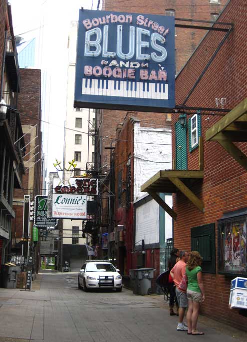 Printers Alley; Behind: the "Arcade" both a location of speciality eating and entertainment