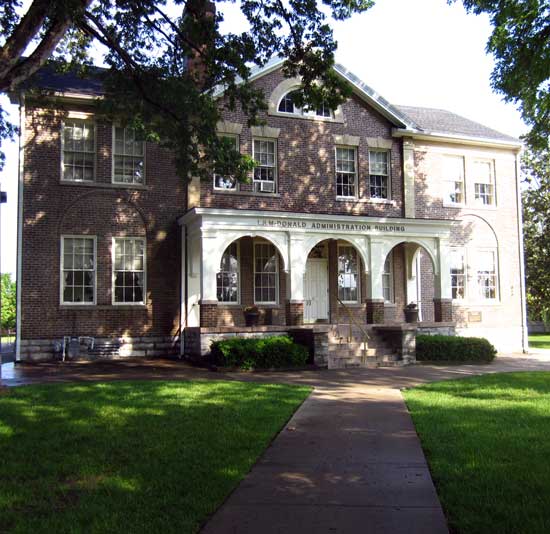 Admistrative building for Lindsey Wilson College; Behind: the new Science building