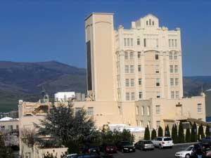 Ashland Springs Inn with foothills in the distance