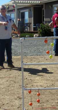 Loop the golf balls around the pipe: ladder golf