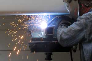 Ron welds the receiver to the pin box