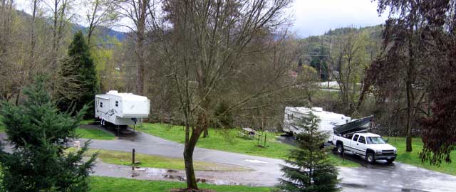 Valley of the Rogue campers along the Rogue River